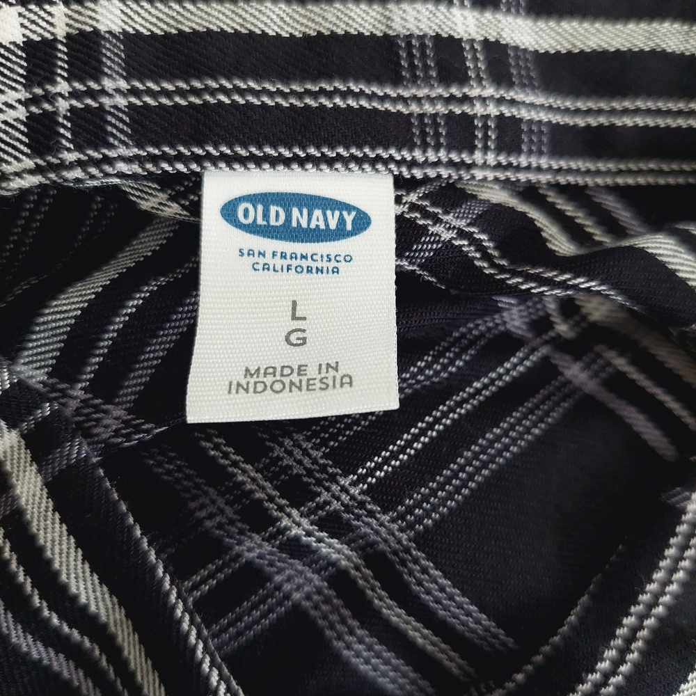 Old Navy Button-up shirt Large black white plaid long sleeve collared - Picture 2 of 8
